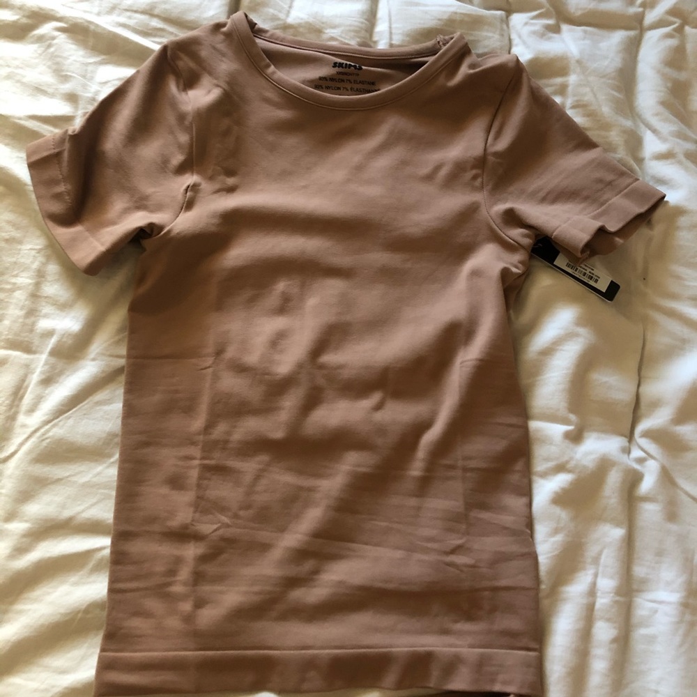 SKIMS SMOOTHING NUDE T SHIRT & BIKER SHORTS SET